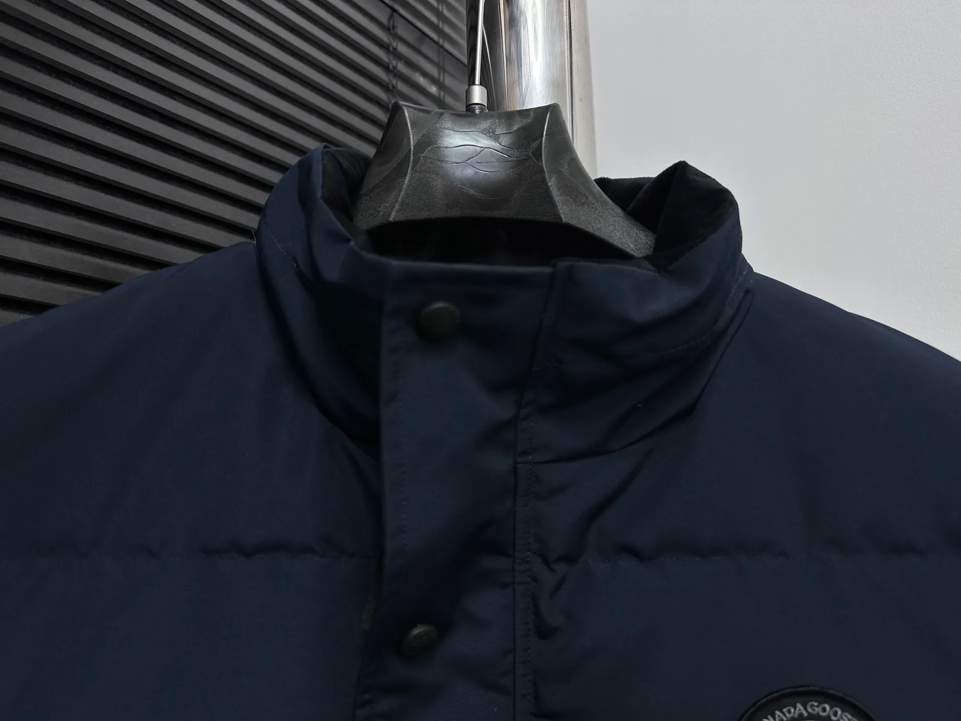 P360 [Canada Goose] Canada Goose black label #Freestyle Crew 4151mb men’s and women’s vest down ➖ Imported Behringer embroidery machine with customized 10,000-needle embroidery label! ➖ Imported 21-count polyester-cotton blended original fabric, using Feather-Light 10D waterproof coating fabric, made of 84.5% polyester fiber and 15.5% cotton, 100% the best feel in the entire network! ➖ The genuine official website uses the national standard 80 white duck down, and will never be misled by false claims such as 90 down or goose down! ➖ 100% nylon nylon lining with double double-layer sealing design to prevent velvet from running away. Top-grade polar fleece is used in the collar and pockets to keep warm and comfortable! ➖ Yoshida YKK provides original custom-made electroplated sliders. YKK two-way lockable zippers are tight and smooth and will not peel off paint! ➖ 3M composite original Velcro is durable, and all accessories and hardware are disassembled and customized! ⛔No slander, no exaggeration, no need for too much copywriting, because it is focused, it is professional!  SIZE: XS S M L XL XXL